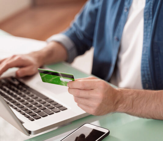 Customers Shaping E-Commerce Growth This Year Customers Shaping E-Commerce Growth This Year